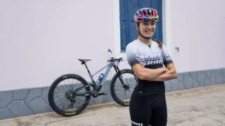 Kate Courtney ganhou uma etapa de estrada na quarta corrida da sua vida