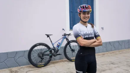 Kate Courtney ganhou uma etapa de estrada na quarta corrida da sua vida