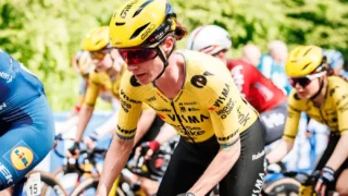 Marianne Vos quebrou a clavícula, terminou a etapa em 7º e só soube no dia seguinte: o abandono da Vuelta Femenina 2026