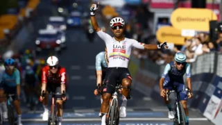 Narváez vence a etapa 4 do Giro 2026 em Cosenza: UAE sobrevive ao caos e Ciccone veste a maglia rosa pela primeira vez