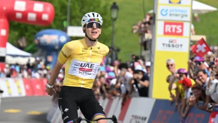 Pogačar fecha Tour de Romandie 2026 com 4 vitórias em 5 etapas — estreia vira aviso para o Tour