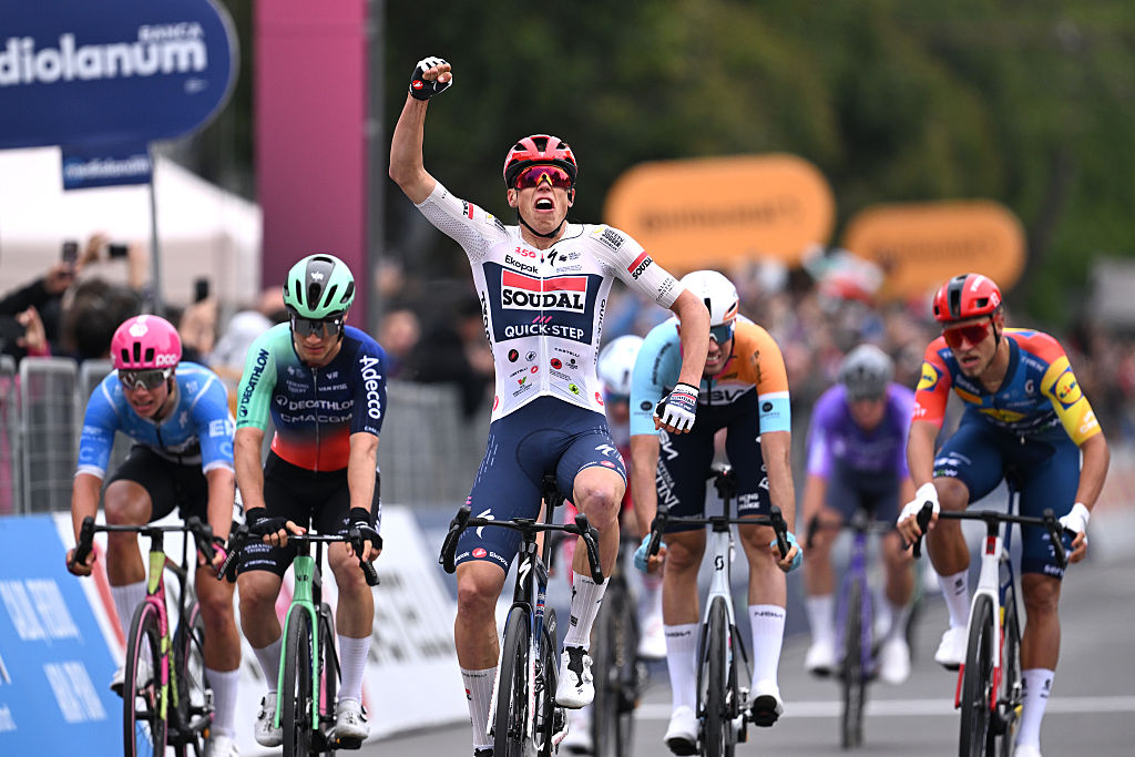 Paul Magnier vence o sprint na etapa 1 (Crédito da imagem: Getty Images)