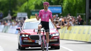 Adeus, Dauphiné: o ensaio do Tour de France 2026 começou sem Pogačar, Vingegaard ou Van der Poel — e Alex Baudin aproveitou