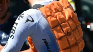 O Tour de France está derretendo: 10.000 bidons, regra mudada no meio da prova e uma montanha em silêncio