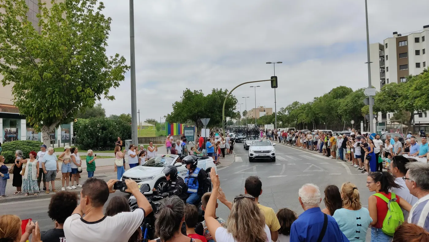 Carro de equipe e motos da caravana passam diante da torcida em Jerez de la Frontera, na largada de uma etapa da Vuelta 2024