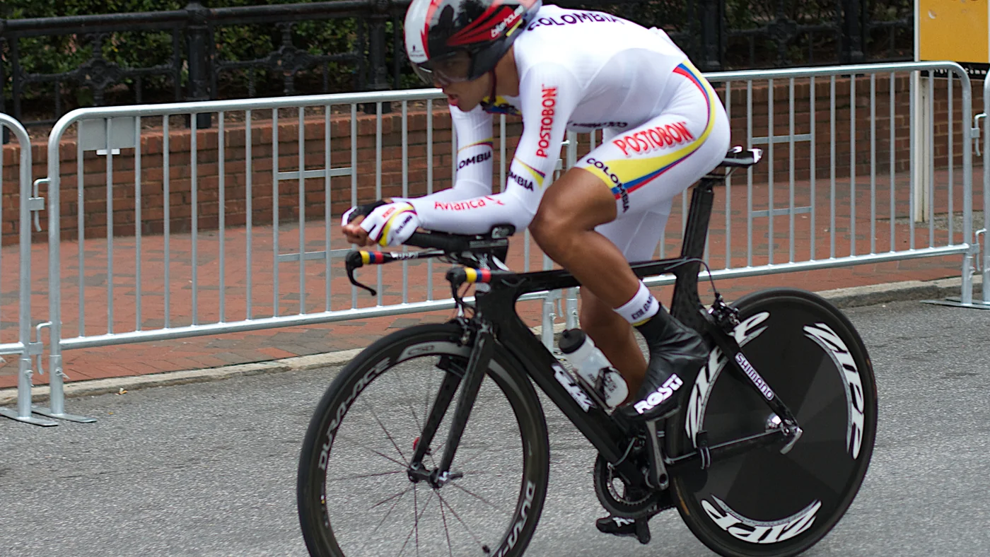Ciclista da seleção da Colômbia em bicicleta de contrarrelógio, com capacete aerodinâmico e posição baixa, no contrarrelógio do Mundial de 2015