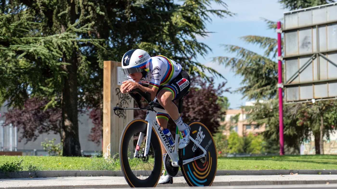 Ciclista em posição de contrarrelógio na Vuelta a España 2023, em Valladolid; a etapa 18 de 2026 é um CRI de 32 km em Jerez
