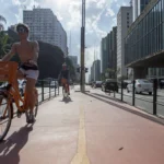 Capacete e visibilidade no ciclismo: ajuste, MIPS, luzes e trânsito