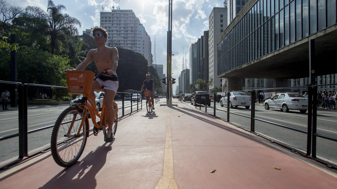 Bicicleta pode andar na calçada? Calçada, contramão e faixa de pedestre segundo o CTB