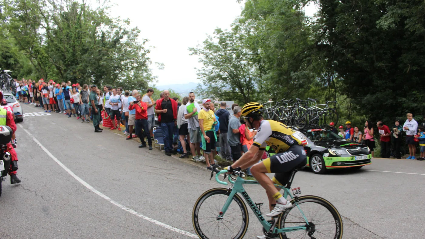 Ciclista sozinho numa subida do Alto del Naranco, com público na beira da estrada, na Vuelta de 2016
