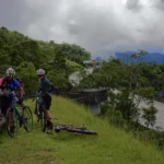 Ciclista pode andar na rodovia? O que o CTB diz (e o que muda sem acostamento)