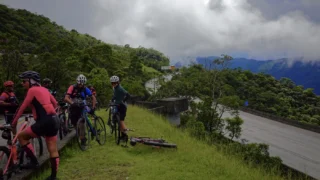 Ciclista pode andar na rodovia? O que o CTB diz (e o que muda sem acostamento)