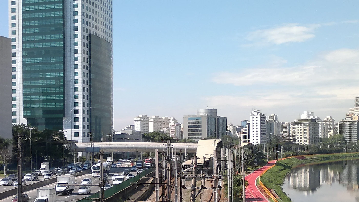 Ciclovia do rio Pinheiros, em São Paulo, correndo entre a marginal e o rio