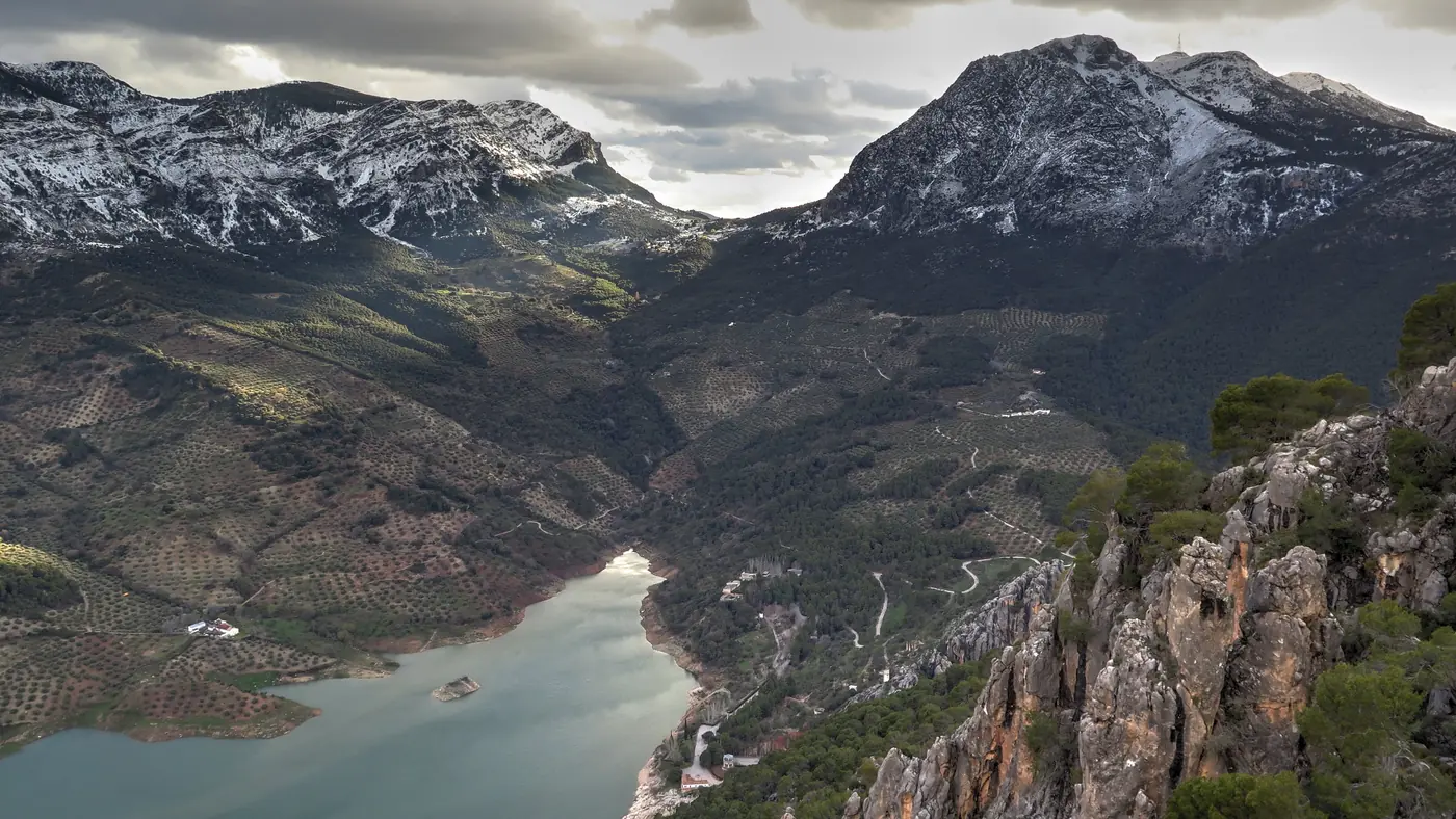 Cumes da Sierra de La Pandera, em Jaén, acima de um reservatório, chegada em alto da etapa 14