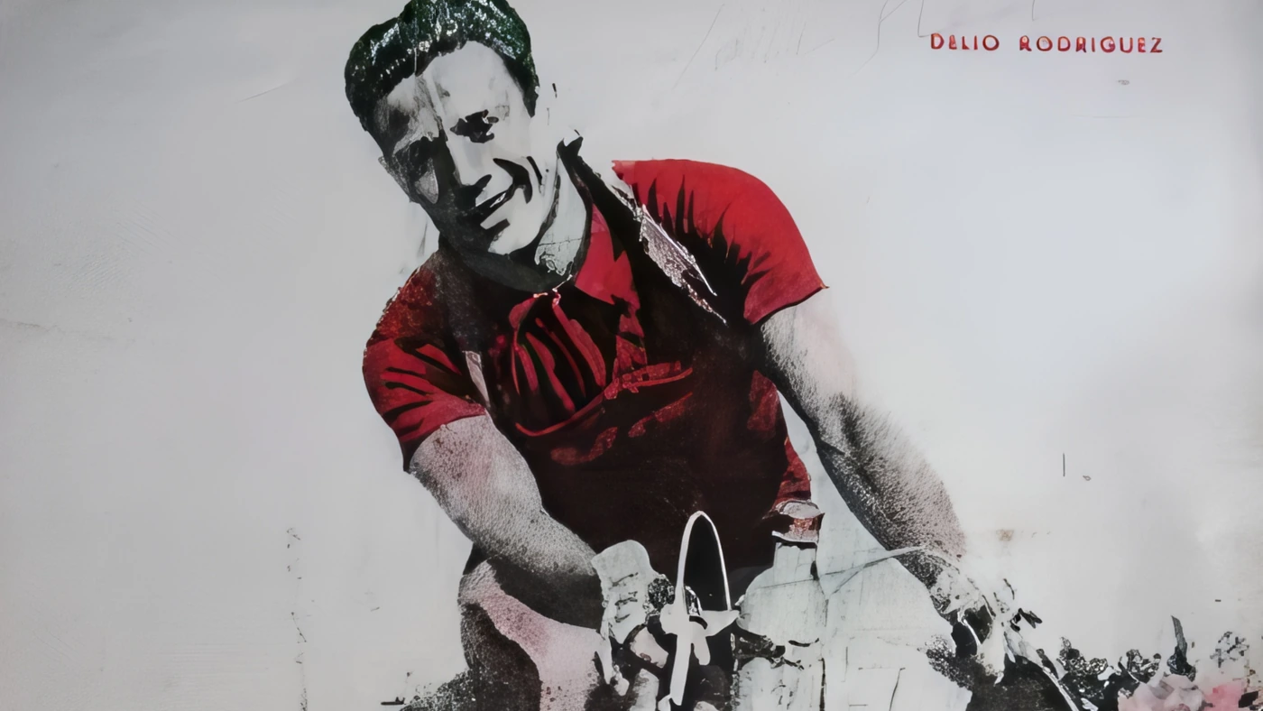 Delio Rodríguez de camisa vermelha em cima da bicicleta na Vuelta a España de 1945, em foto de imprensa retocada e colorida à mão, com o nome dele escrito em vermelho no alto