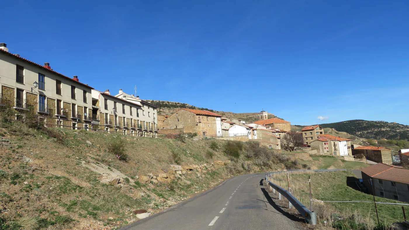 Estrada de asfalto sobe para o vilarejo de Valdelinares, em Teruel, chegada em alto da etapa 7