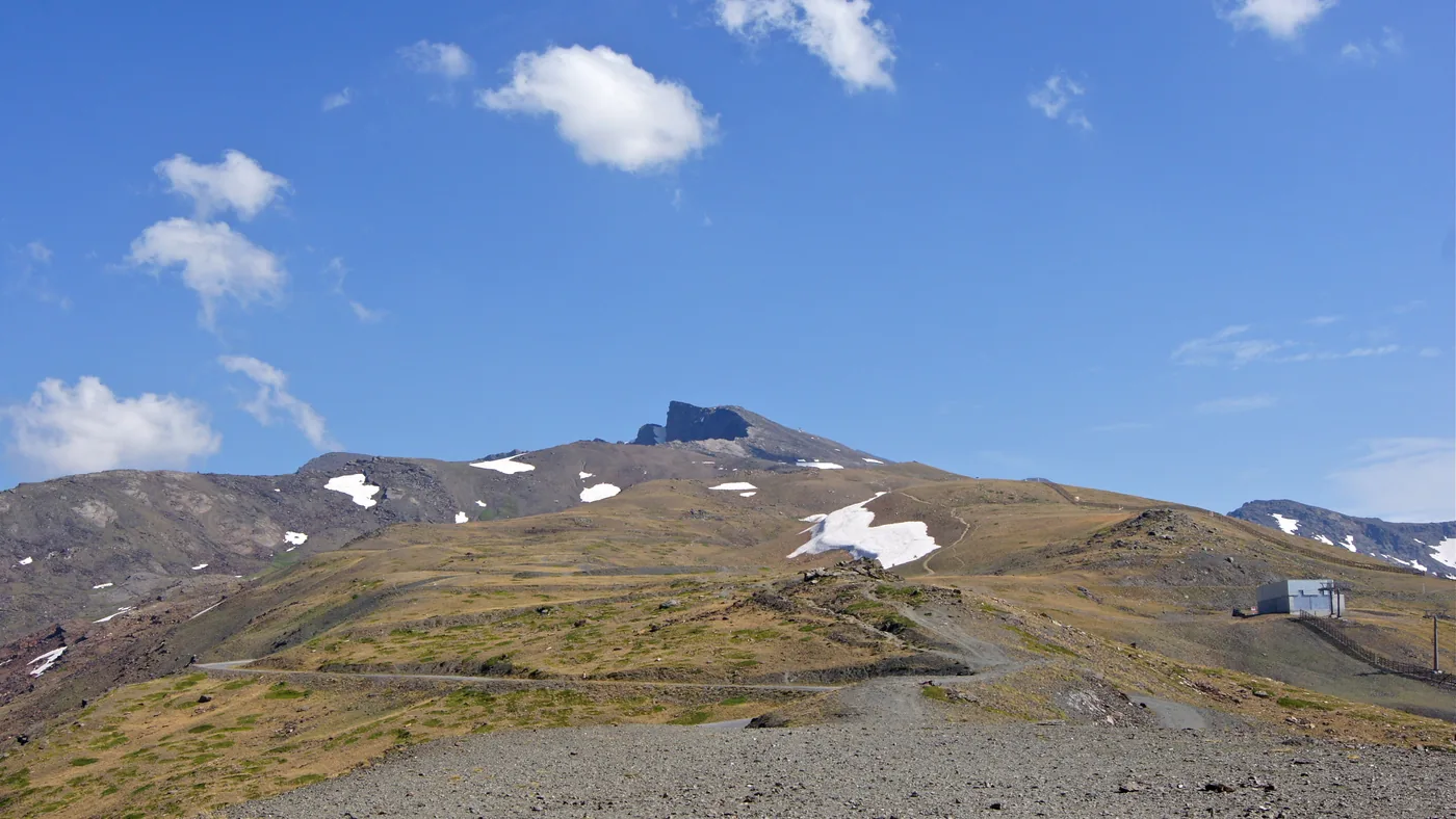 Estrada de montanha da Sierra Nevada, em Granada, com o pico Veleta ao fundo, região da etapa 20