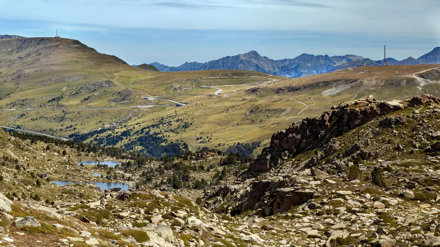 Estrada do Port d'Envalira entre lagos e montanhas de Andorra, o ponto mais alto da Volta a Espanha 2026, a 2.409 m