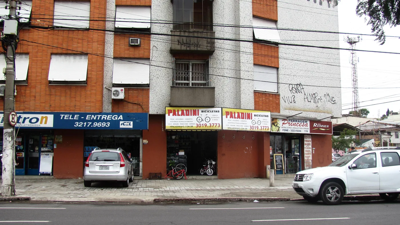 Fachada de loja de bicicletas em rua de Porto Alegre