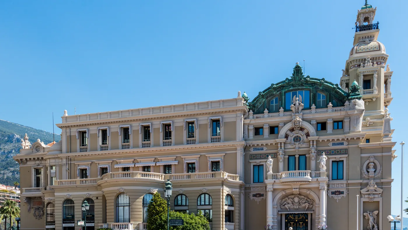 Fachada do Cassino de Monte Carlo, em Mônaco, ponto de largada do contrarrelógio da etapa 1 da Volta a Espanha 2026