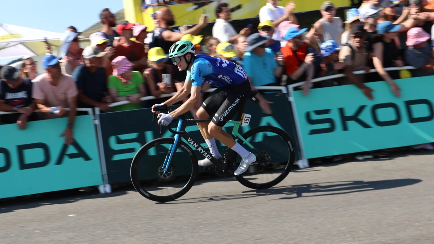 Felix Gall de uniforme da Decathlon pedala diante da torcida a 200 m da chegada em Hautacam, no Tour de France 2025