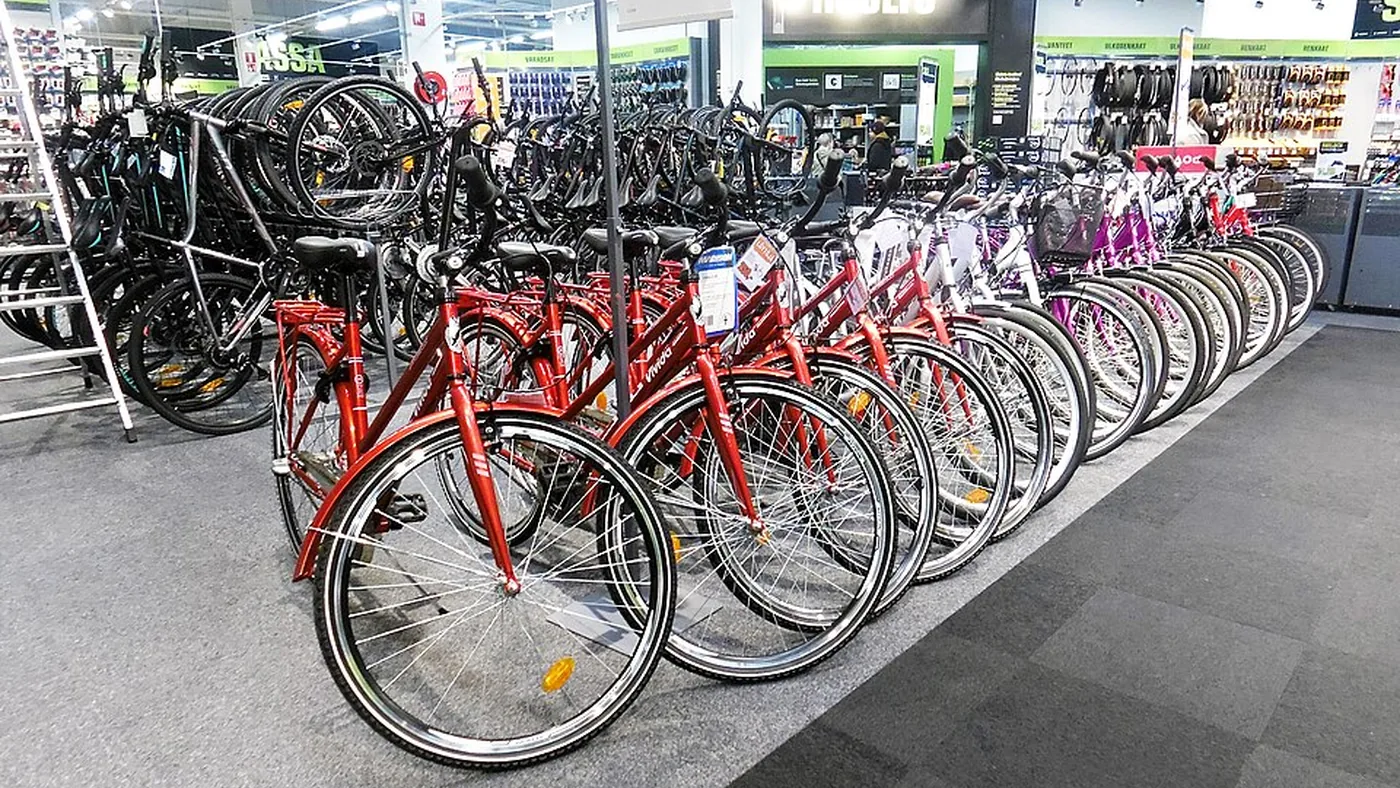 Fileiras de bicicletas novas expostas para venda no interior de uma loja