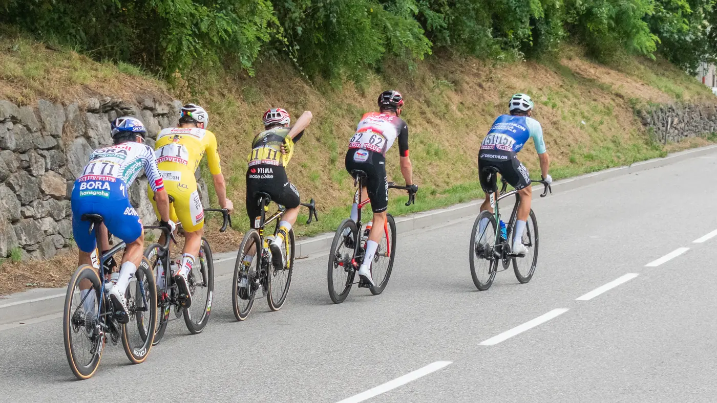 Grupo dos favoritos numa subida da etapa 18 do Tour de France 2025, com Pogačar de amarelo, Vingegaard, Roglič e Gall