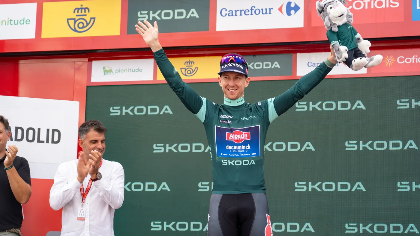 Kaden Groves comemora no pódio da Vuelta a España 2023 com a camisa verde, em Valladolid