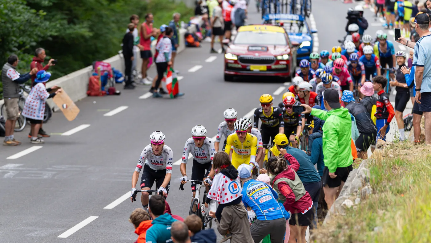 Pogačar de amarelo no grupo dos favoritos, entre torcedores, na subida de Peyresourde na etapa 14 do Tour de France 2025