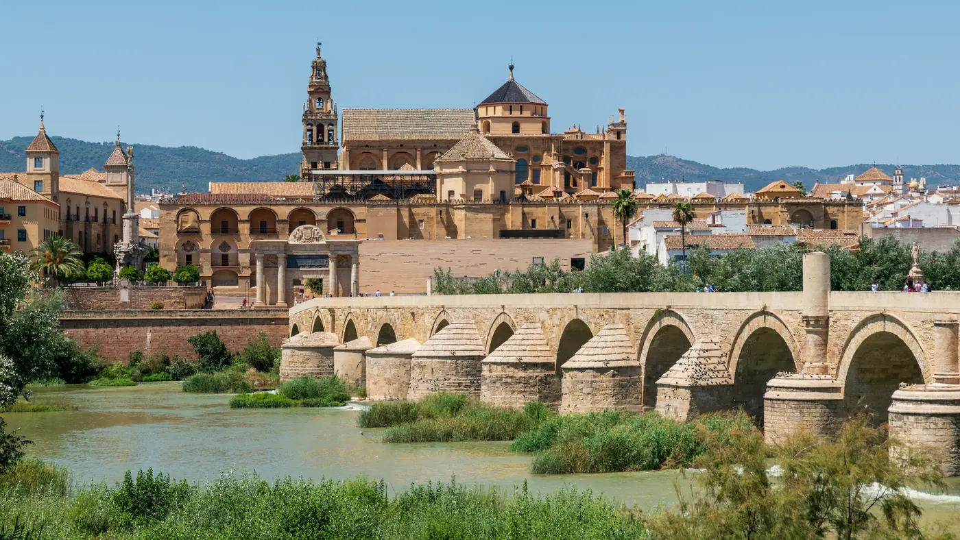 Ponte romana sobre o Guadalquivir e a Mesquita-Catedral de Córdoba, cidade de chegada da etapa 15