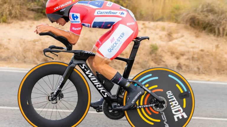 Remco Evenepoel de camisa vermelha de líder, em bicicleta de contrarrelógio, no CRI de Elche da Vuelta a España 2022
