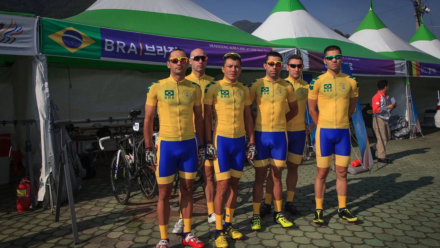 Seleção brasileira de ciclismo antes da prova de estrada nos Jogos Mundiais Militares de 2015
