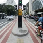 Ciclista precisa parar no sinal vermelho? Sim, e a multa existe (no papel)