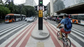 Ciclista precisa parar no sinal vermelho? Sim, e a multa existe (no papel)