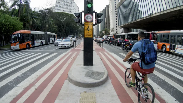 Ciclista precisa parar no sinal vermelho? Sim, e a multa existe (no papel)
