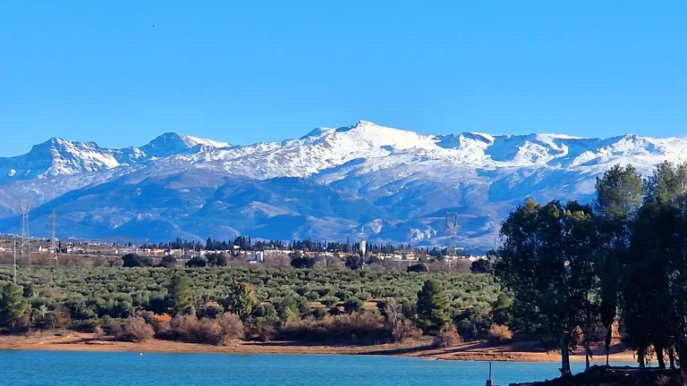 Sierra Nevada com neve vista do reservatório de Cubillas, em Atarfe, na província de Granada, onde termina a Volta a Espanha 2026