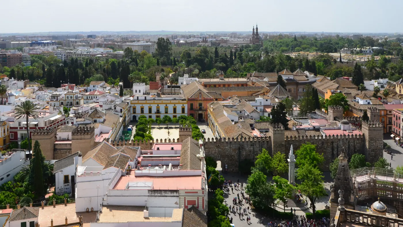 Vista de Sevilha do alto da Giralda, com o Alcázar e os telhados do centro, chegada da etapa 17
