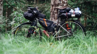O que levar no bikepacking: checklist com pesos (2026)