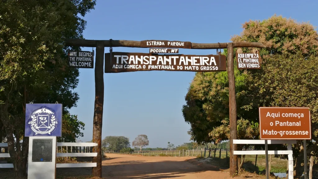 Portal de entrada da Transpantaneira, onde começa a estrada de terra que atravessa o Pantanal mato-grossense.