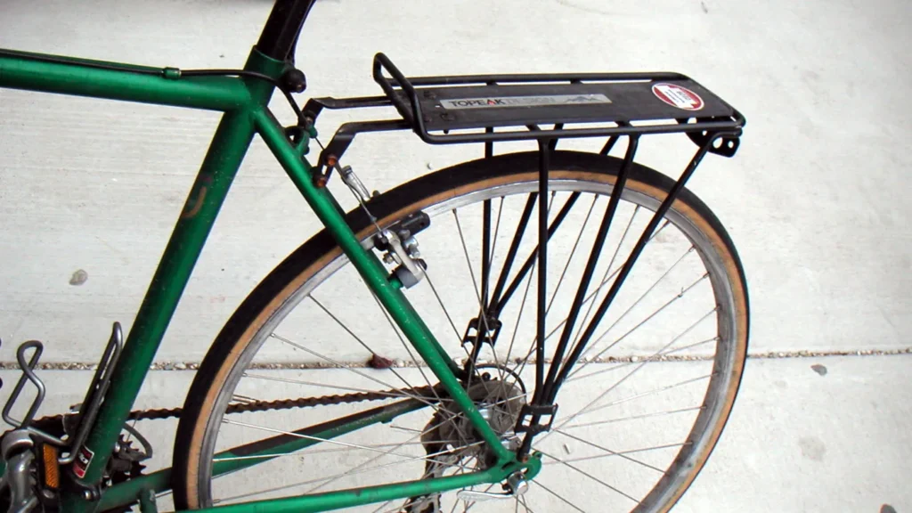 Bicicleta com bagageiro traseiro simples instalad