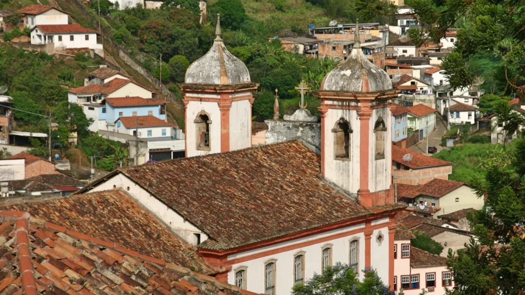 Casario colonial e torres de igrejas barrocas do centro histórico de Ouro Preto vistos do alto