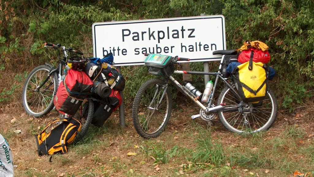Bicicletas de viagem carregadas com alforjes apoiadas durante parada