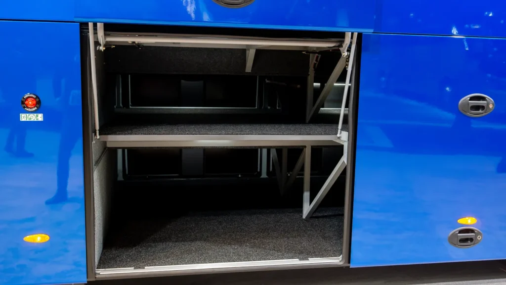 Bagageiro lateral de ônibus aberto para embarque de bagagens