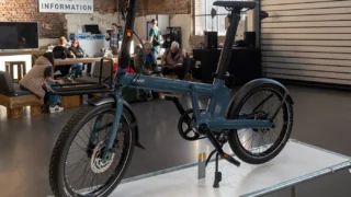 Bicicleta elétrica dobrável: o guia com a regra do metrô