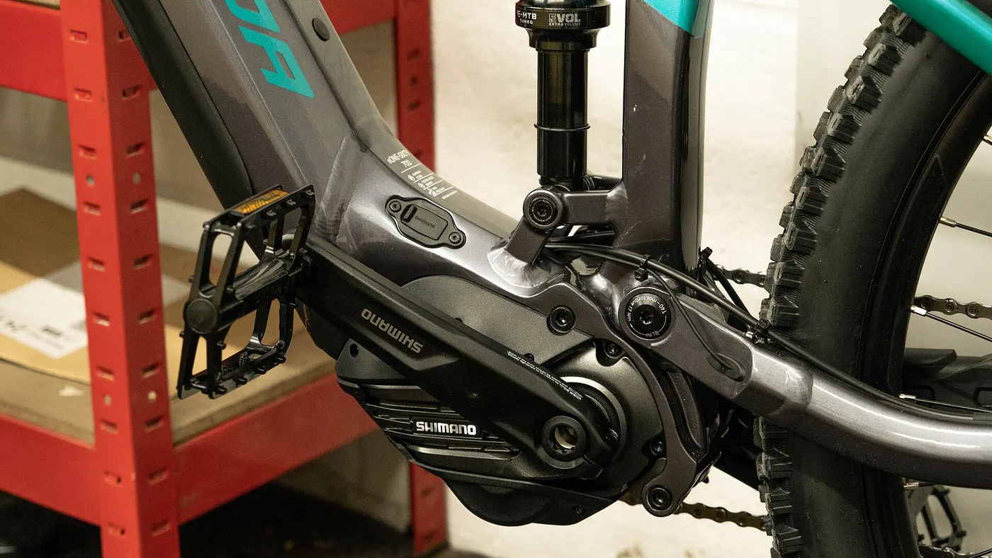 Detalhe de motor central Shimano montado junto ao pedivela de uma mountain bike elétrica