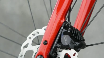 Freio chiando? As 7 causas e o passo a passo sem contaminar pastilha