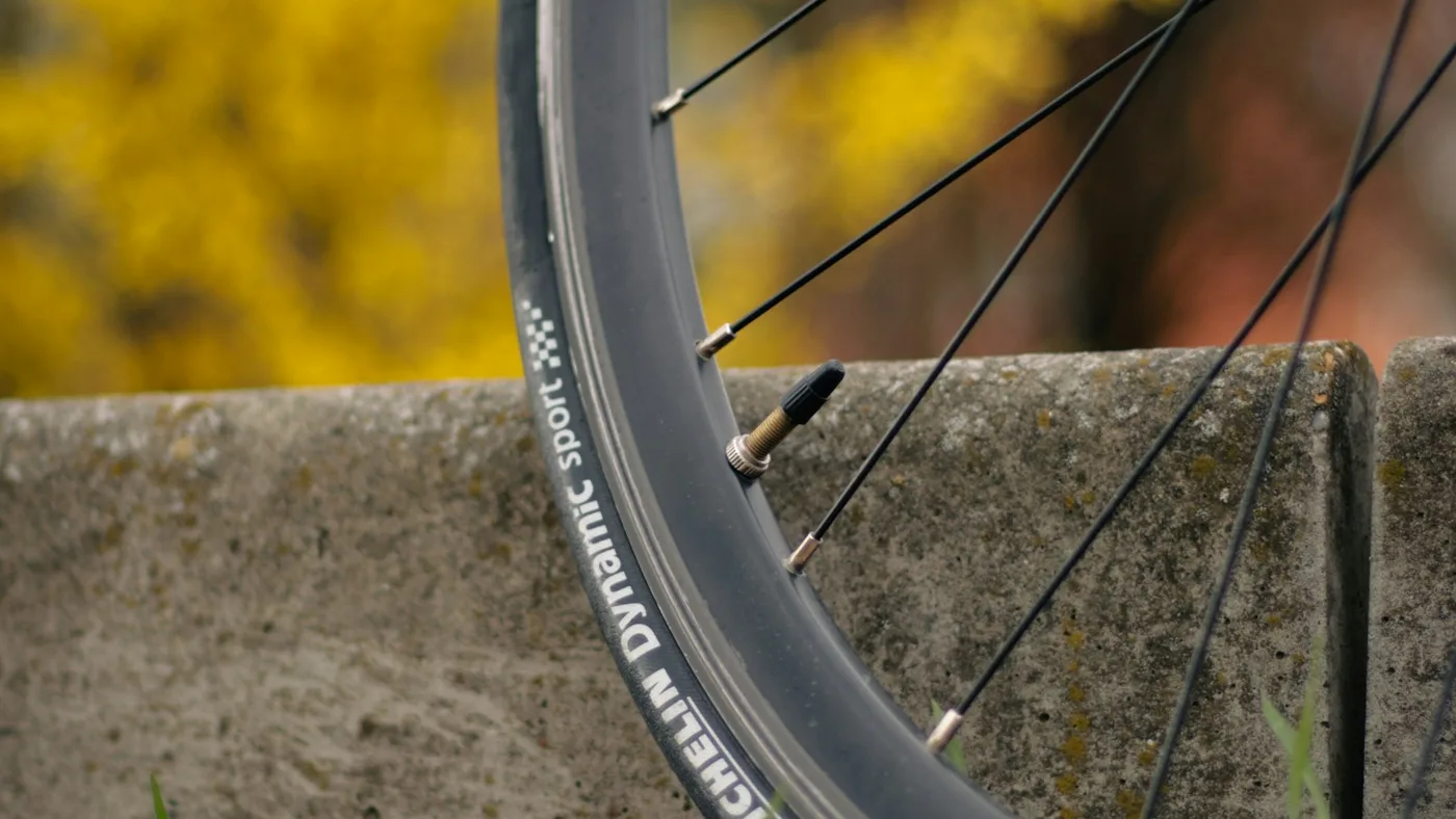 Foto em close da banda de rodagem de pneu de bicicleta no chão