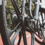 Pneu de bike vive furando? Guia tubeless vs câmara vs TPU com pressão certa