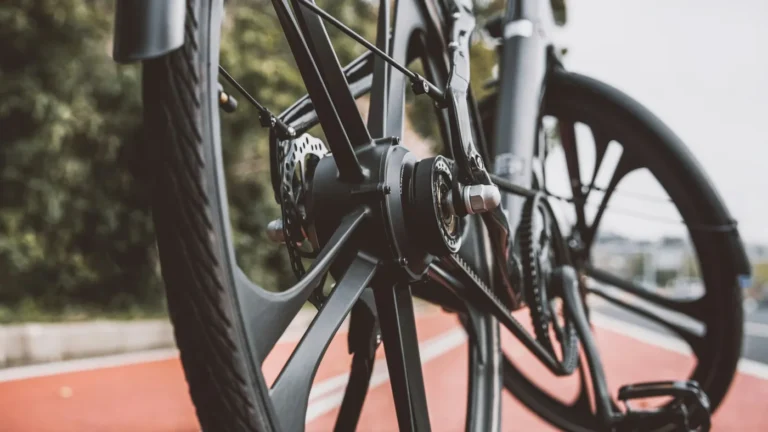 Pneu de bike vive furando? Guia tubeless vs câmara vs TPU com pressão certa