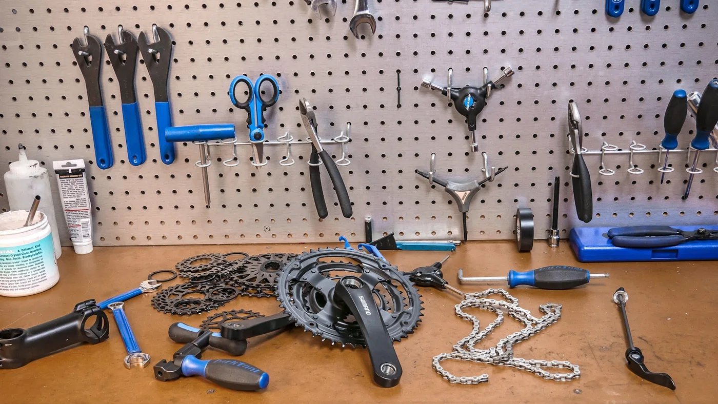 Foto de ciclista em reparo de bicicleta na estrada com kit de bolso